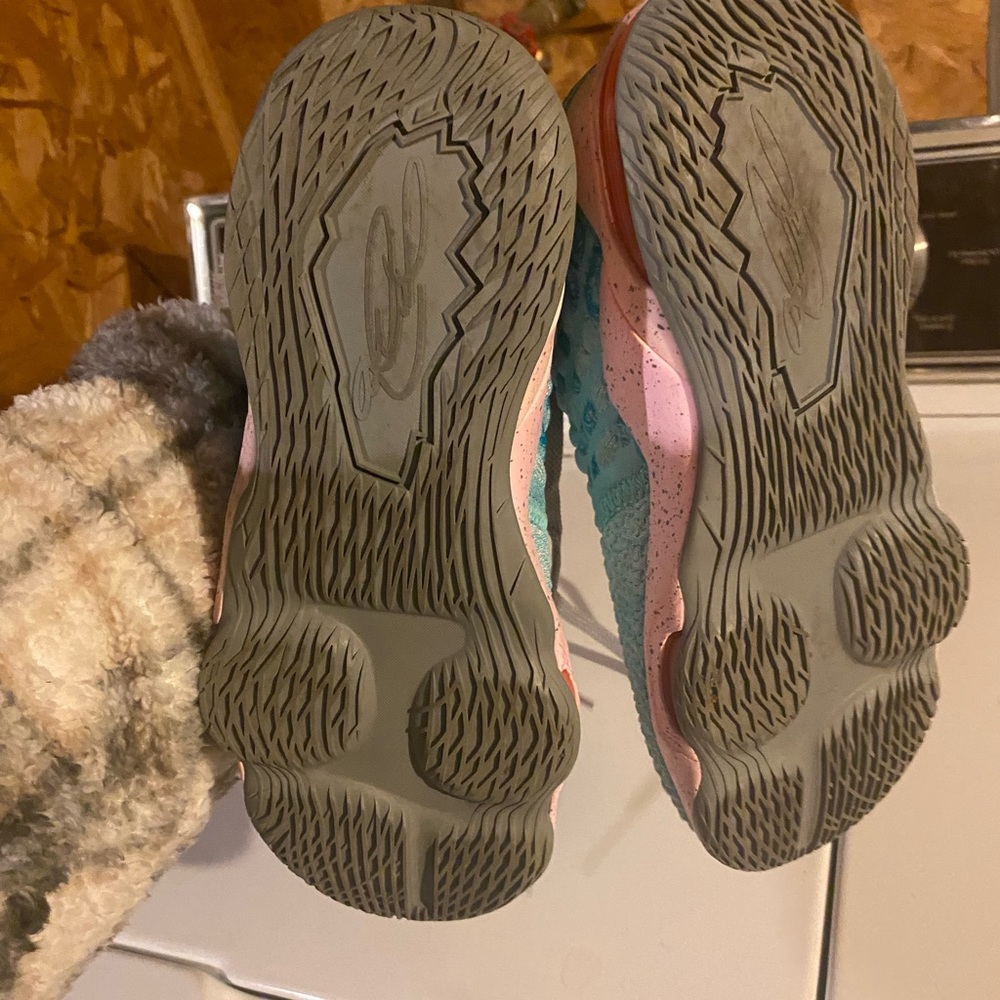 Labron James shoes size 5 youth